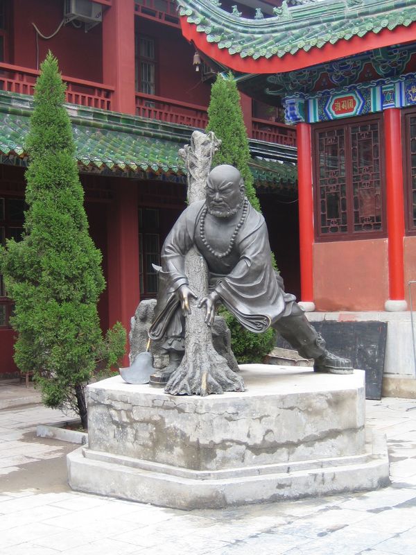 Zhengzhou_05-Xiangguo Temple-123027.jpg