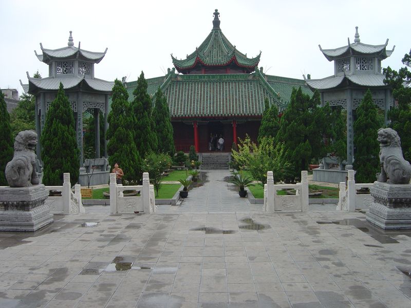 Zhengzhou_05-Xiangguo Temple-123036.JPG