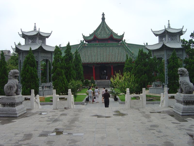 Zhengzhou_05-Xiangguo Temple-123037.JPG
